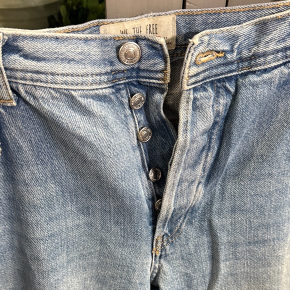 Free People Set. White Button-Up Shirt and Distressed Blue Jeans - Picture 4 of 8